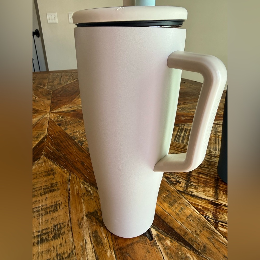 Brumate 40oz Tumbler with straw cap - Picture 5 of 6